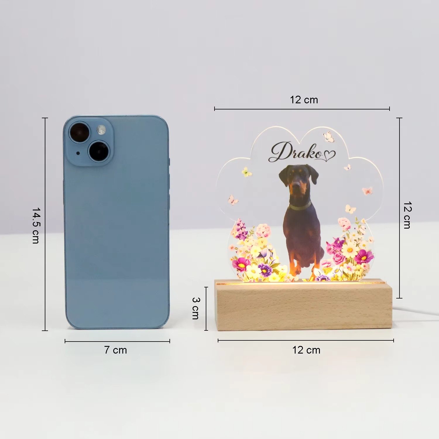 Size comparison chart for personalized pet memorial night light, dimensions of custom photo lamp with wooden base, compared with a smartphone